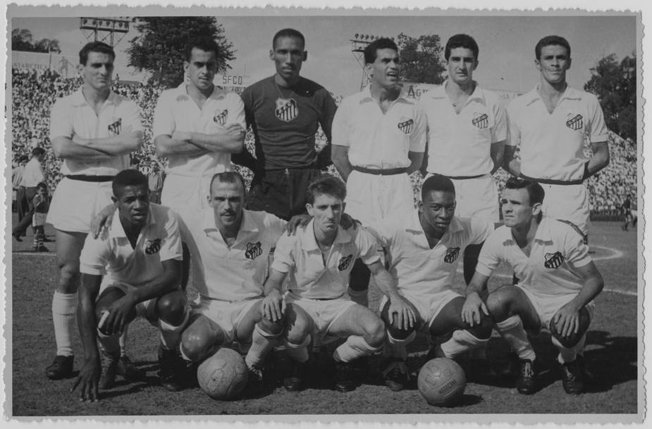 Una formazione del Santos 1958, Pel accosciato in prima fila
